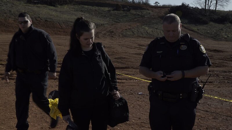 CSI and police officers at crime scene – Bild: Investigation Discovery /​ Photobank: 37376_ep102_005.JPG /​ Discovery Communications, LLC