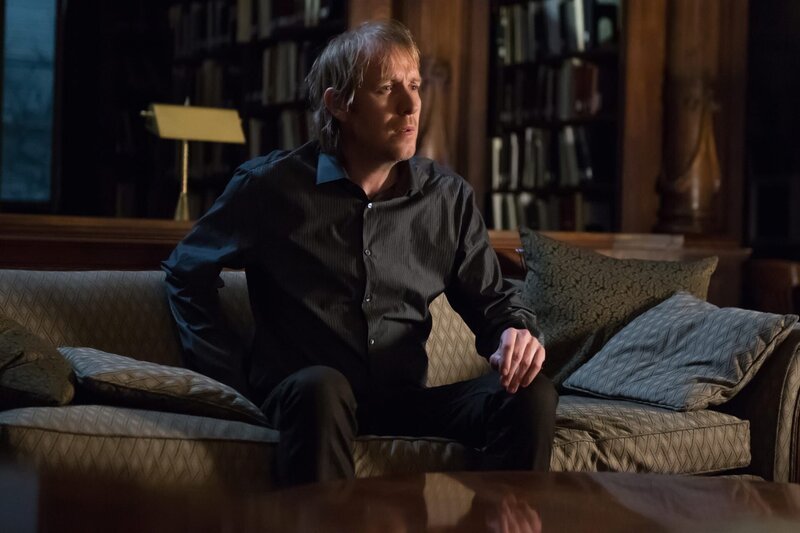 Beim MI Six wurde ein Mordanschlag auf Mycroft (Rhys Ifans) geplant. Um sein Leben zu retten, versteckt ihn sein Bruder Sherlock in einer alten Bibliothek … – Bild: CBS Television Lizenzbild frei