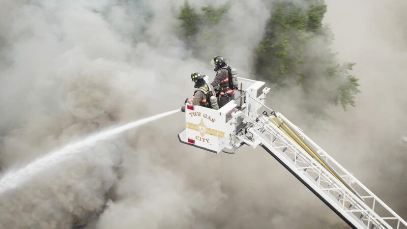 Alberta Feuerwehrleute. – Bild: Warner Bros. Discovery