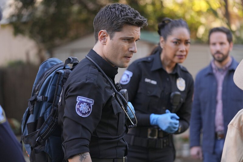 9-1-1 LONE STAR: L-R: Ronen Rubinstein and Gina Torres in the „Double Trouble“ episode of 9-1-1 LONE STAR airing Tuesday, Apr 4 (8:00–9:01 PM ET/​PT) on FOX. – Bild: 2023 Fox Media LLC. CR: Kevin Estrada/​FOX.