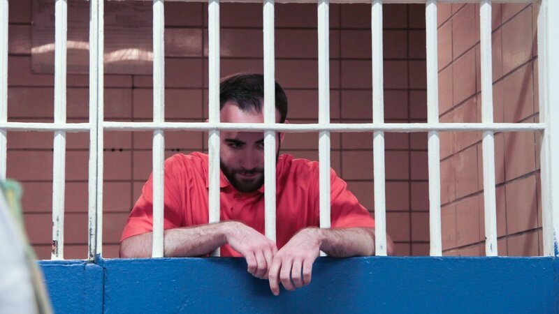Michael waits behind bars. – Bild: Discovery Communications