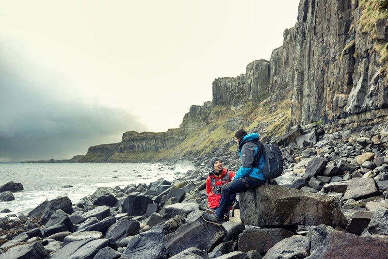 L-R: Benedict Cumberbatch und Bear Grylls unterhalten sich auf den Felsen der Isle of Skye in Schottland. Bear Grylls nimmt Benedict Cumberbatch mit auf die zerklüftete Isle of Skye, wo Benedict seine Widerstandsfähigkeit auf die Probe stellen wird, während sie nach einer Reihe von versteckten Verstecken suchen, die wichtige Vorräte enthalten, die sie zum Überleben an den eisigen Küsten des Nordatlantiks benötigen. (National Geographic für Disney/​Ben Simms) – Bild: Ben Simms /​ National Geographic for Disney/​B /​ Disney