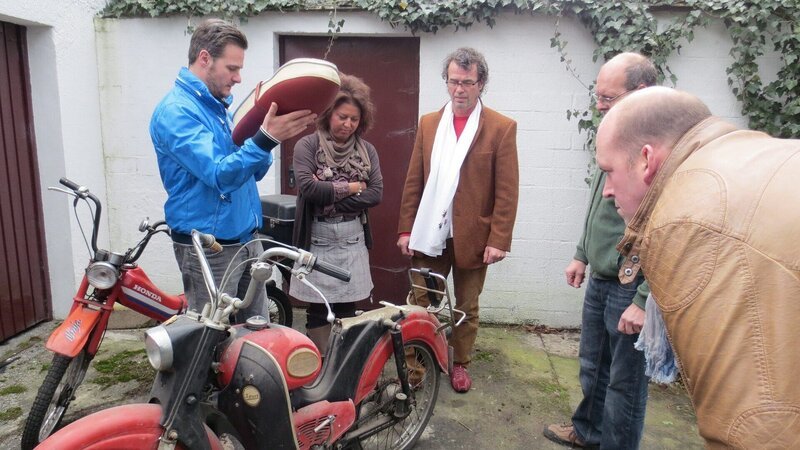 Die Mopeds sollen verkauft werden … (Foto: Andreas Bierschock, li., Agi, 2.v.li. und Interessenten)Die Mopeds sollen verkauft werden … (Foto: Andreas Bierschock, li., Agi, 2.v.li. und Interessenten) – Bild: RTL Zwei