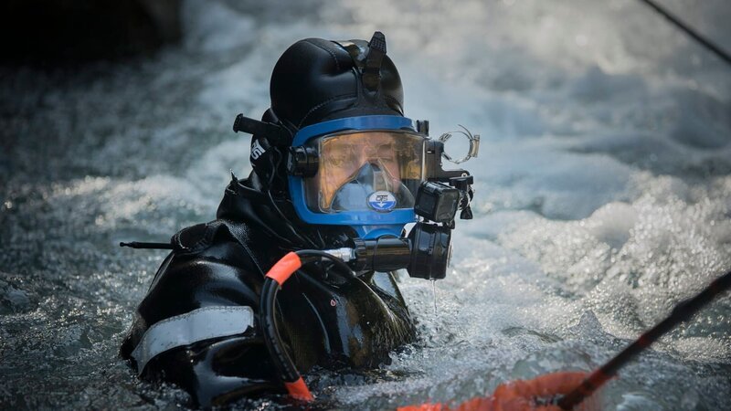 Paul Richardson diving. – Bild: Nigel Dupont /​ Discovery Channel /​ Discovery Communications, LLC