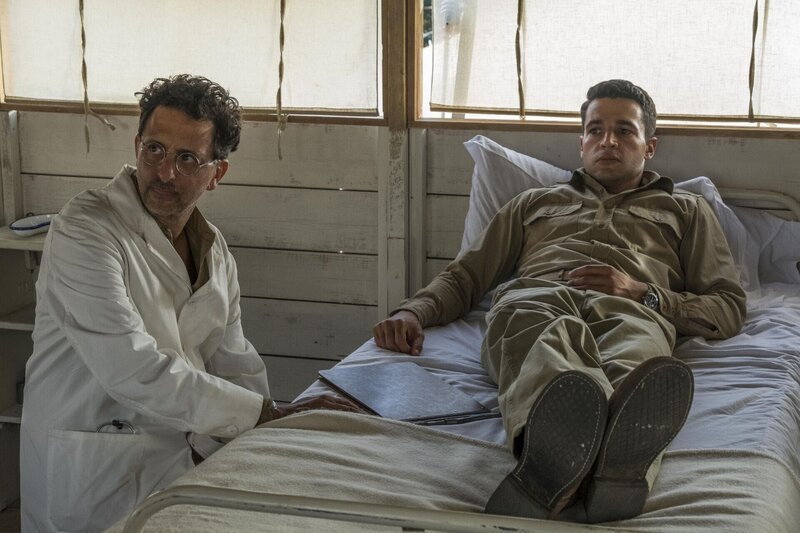 Catch 22 -- Episode 1 – Young American flyers arrive in war and discover that the bureaucracy is more deadly than the enemy. Doc Daneeka (Grant Heslov) and Yossarian (Christopher Abbott), shown. (Photo by: Philippe Antonello/​Hulu) – Bild: 2019 Hulu /​ Philippe Antonello Lizenzbild frei