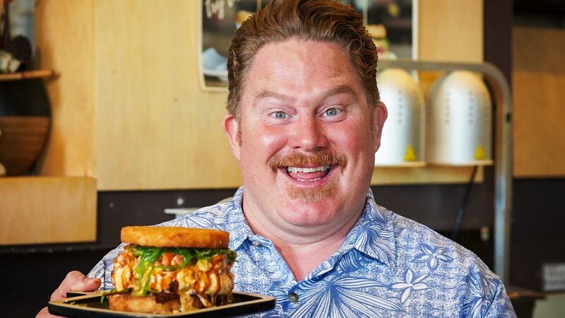 Host Casey Webb posed with the sushi burger at Jjanga Steak & Sushi in Las Vegas, NV as seen on Man v. Food, season 6. – Bild: Warner Bros. Discovery