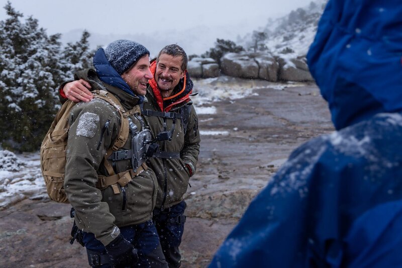 Bear Grylls (r.) und Bradley Cooper (l.) feiern ihr erfolgreiches Abenteuer im Pathfinder Canyon Gebiet in Wyoming. – Bild: Jeff Ellingson /​ National Geographic for Disney/​Jeff Ellingson /​ Disney