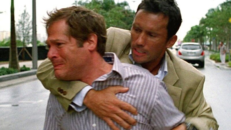 In letzter Sekunde kann Michael (Jeffrey Donovan, r.) Kenny (David Barry Gray) vor einem fahrenden Auto retten. – Bild: RTL