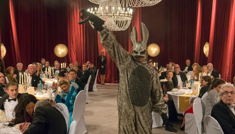 Bunny Frank (Thomas Sarbacher) versetzt die Besucher in Angst und Schrecken. – Bild: rbb/​NDR/​Christine Schroeder