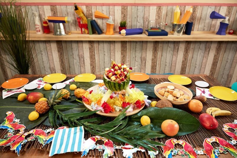 Die Bastelkids verwandeln den Tisch in eine Palmenoase und füttern ihren Wassermelonen-Griller mit Fruchtspießen. – Bild: ORF/​René Rothkopf