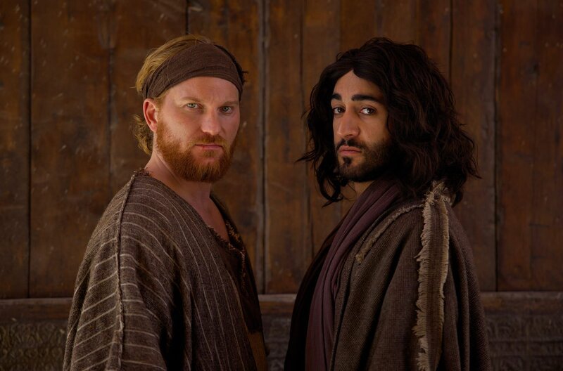 Judas (Lucas Prisor) gilt als derjenige, der Jesus (Eidin Jalali) verraten hat. Doch die Diskussion um seine Rolle dauert an. – Bild: ZDF und Studio HABiB.