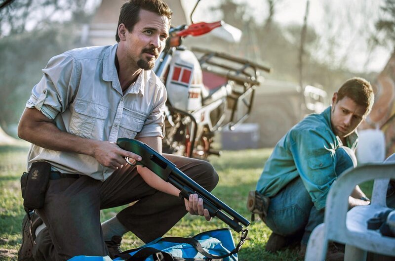 Die beiden norwegischen ehemaligen Soldaten Tjostolv Moland (Tobias Santelmann, li.) und Joshua French (Aksel Hennie, re.) wollen in Afrika ihr Glück finden. – Bild: Friland Produksjon AS/David Bloomer / © Friland Produksjon AS/David Bloomer Die beiden norwegischen ehemaligen Soldaten Tjostolv Moland (Tobias Santelmann, li.) und Joshua French (Aksel Hennie, re.) wollen in Afrika ihr Glück finden. – Bild: Friland Produksjon AS/David Bloomer / © Friland Produksjon AS/David Bloomer