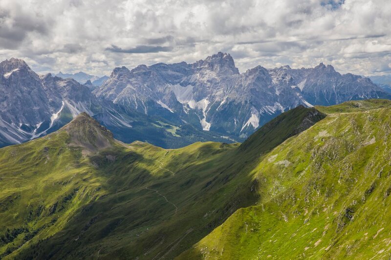 Blick vom Karnischen Hauptkamm auf Sextener Dolomiten – Bild: pre tv