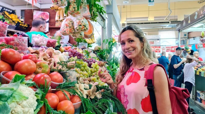 Moderatorin Tamina Kallert besucht den Markt von San Benedetto in Cagliari. – Bild: WDR/​Alice Tschöke