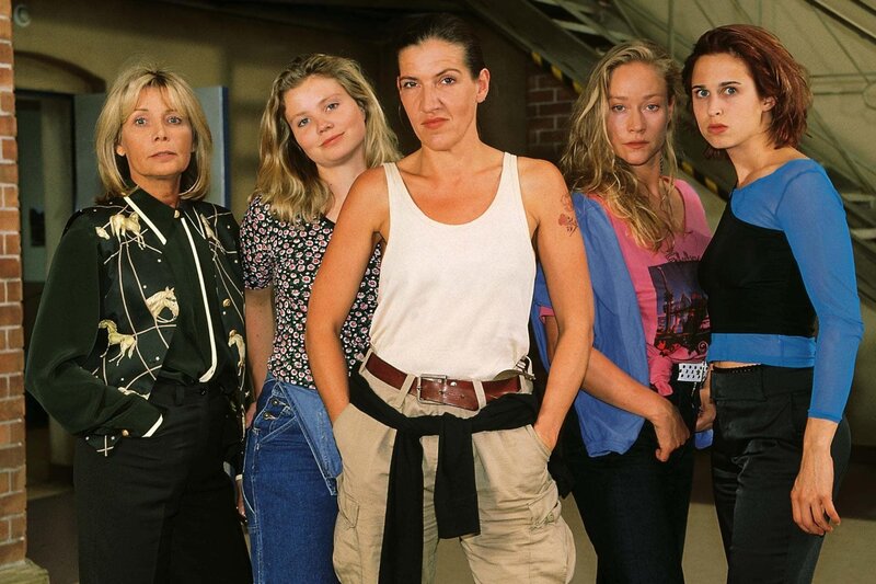 Walters Clique: v.li. Jeanette (Christine Schuberth), Vivi (Annette Frier), Walter (Katy Karrenbauer), Dagmar (Kristiane Kupfer) und Katrin (Tanya Neufeldt) – Bild: RTL