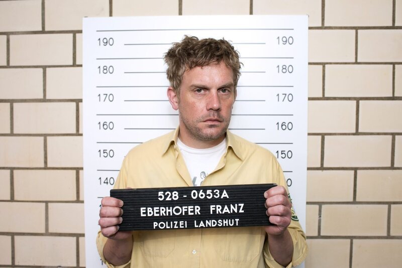 Franz Eberhofer (Sebastian Bezzel) steht unter Mordverdacht. – Bild: ORF/​Constantin Film
