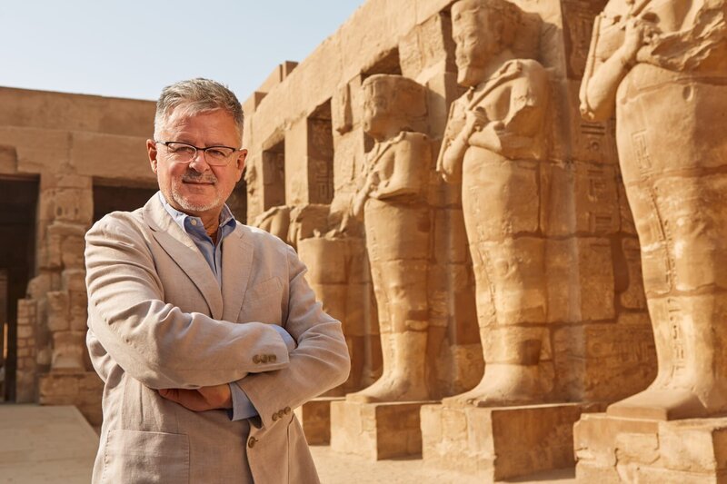 Moderator Christopher Clark war auch selbst an den Orten, an denen große Religionen entstanden sind – wie hier im ägyptischen Karnak, einem Heiligtum des Amun-Re. – Bild: ZDF und Sebastian Richter.