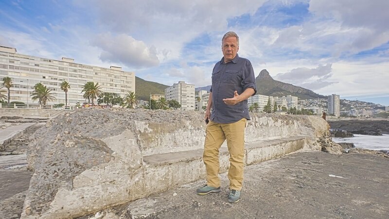 Colin Devey in Kapstadt: Städte könnten bald die Minen der Zukunft werden, wenn es um den Abbau seltener Metalle geht. – Bild: ZDF und Ricardo Garzon.