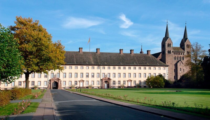 Schloss Corvey war im Mittelalter eines der bedeutendsten Bendiktinerklöster Europas. – Bild: WDR/​Paul Eckenroth