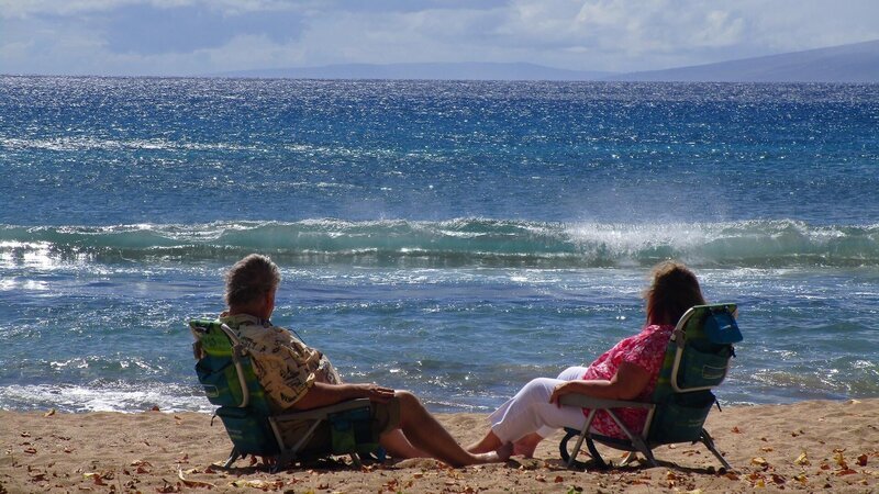 Clients Jim and Margie Boyce relax on the beach on Maui as seen on HGTV’s Hawaii Life. – Bild: 2018, Scripps Networks, LLC. All Rights Reserved.