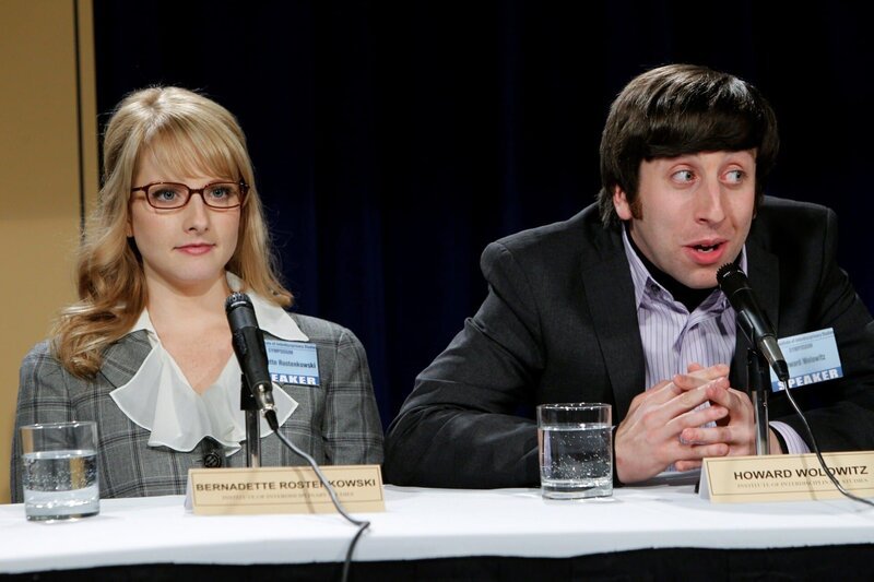 Bernadette ( Melissa Rauch), Howard (Simon Helberg) – Bild: Turner /​ WARNER BROS. TELEVISION ENTERTAINMENT/​SONJA FLEMMING (C) 2010 WBEI. ALL