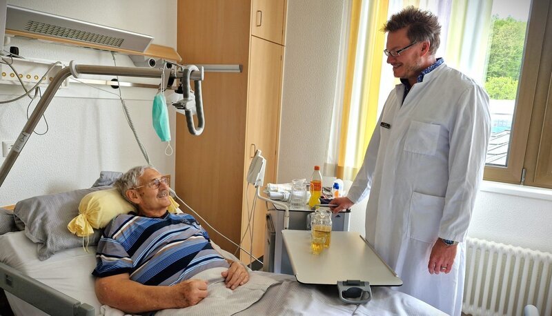 Chefarzt Sven Gottschling nimmt sich Zeit für seine Patienten. – Bild: ZDF und Daniela Agostini.