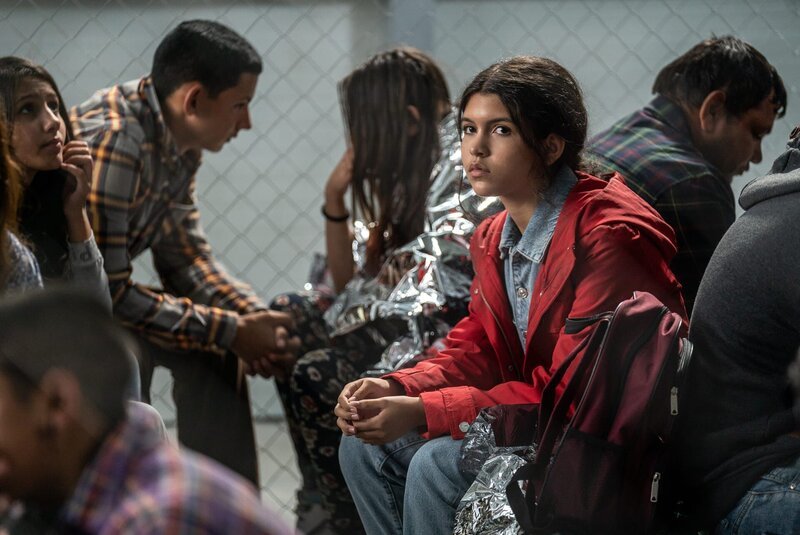 Die junge Mexikanerin Beatriz (Mia Sanchez, M.) ist nach dem Tod ihres Vaters in einem Auffanglager in Texas untergebracht. – Bild: ZDF und Rico Torres.
