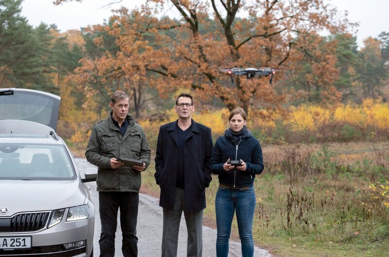 Finn (Sven Martinek, l.), Nina (Julia E. Lenska, M.) und Lars (Ingo Naujoks, r.) starten einen Testflug mit einer Drohne. – Bild: WDR/​ARD/​Georges Pauly