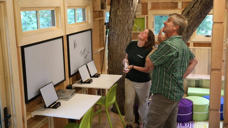 Pete Nelson with the recipients of the treehouse during the reveal. – Bild: Animal Planet /​ Discovery Communications