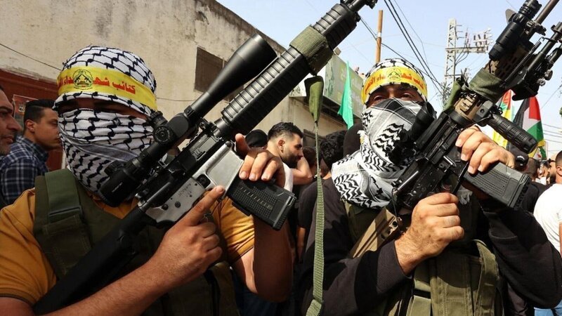 Mitglieder der Hamas posieren mit ihren Waffen – Bild: ZDF und Zain Jafaar./​Zain Jafaar