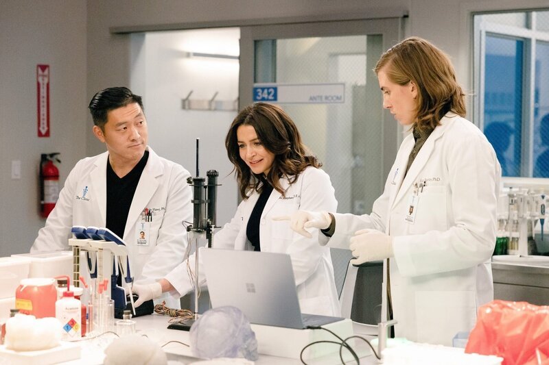 Erfolge im Labor, l-r: Dr. Gavin Hawj (Danny Yang), Dr. Amelia Shepherd (Caterina Scorsone), Dr. Kai Bartley (E.R. Fightmaster). – Bild: ORF/​Disney/​ABC/​Liliane Lathan