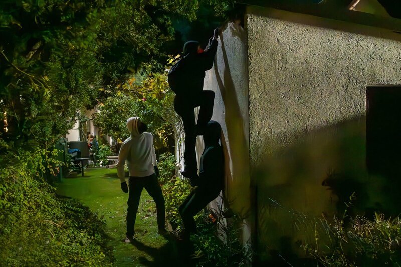 Drei Räuber klettern nachts auf das Grundstück eines älteren Paares und überraschen die beiden im Schlaf. – Bild: ZDF und Saskia Pavek.