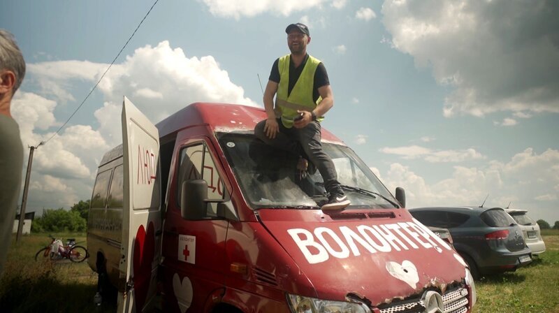 Mychajlo Puryschew hilft als Freiwiliiger – mit Minibussen fahren sie an heftig umkämpfte Orte der Ukraine, um den Menschen dort zu helfen. – Bild: WDR