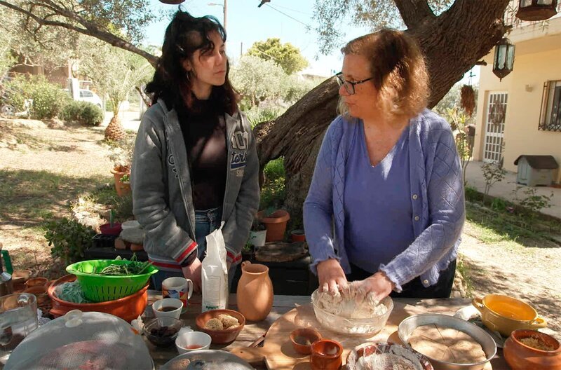 Mariana Kavroulaki hat experimentelle Archäologie studiert. Sie kocht antike Rezepte nach. – Bild: SWR/​Lourdes Picareta