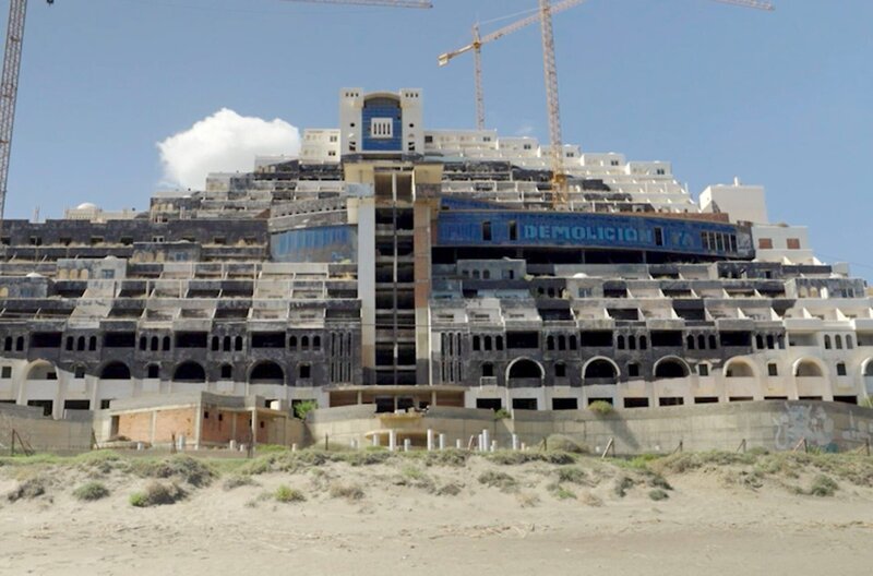 Ein berühmtes Skandalobjekt des Baubooms in Spanien ist die Bauruine des Hotels „El Algarrobíco“ im Nationalpark Cabo de Gata. – Bild: Ignacio Marin /​ © Ignacio Marin