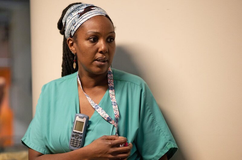 Kim (Aissatou Diallo Sagna) auf dem Weg zum nächsten Patienten. – Bild: WDR/​Alamode Film