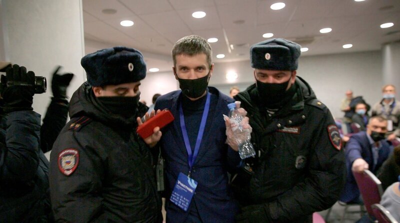 Zum ersten Mal im Leben wird Sergej Rimskij, 28 (M), selbst festgenommen. Dabei war er bis vor kurzem selbst Polizist. Nach der Verurteilung Nawalnys hat er gekündigt – und zählt sich zur Opposition. – Bild: ZDF und WDR.