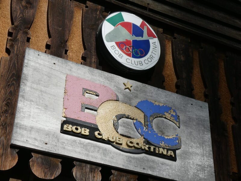 Ein verfallenes Schild vom „Bob Club Cortina“. – Bild: Georg Bayerle /​ BR /​ BR/​Georg Bayerle