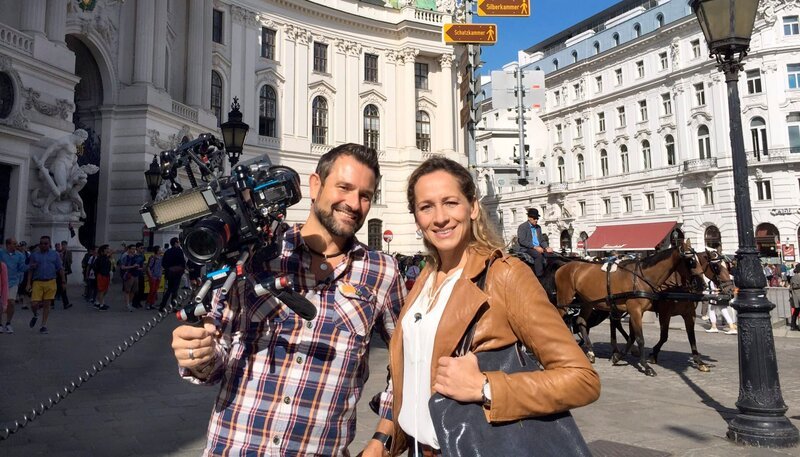 Tamina Kallert und Kameramann Uwe Irnsinger (l.) auf Entdeckungstour in Wien. – Bild: WDR/​Britta Ebel