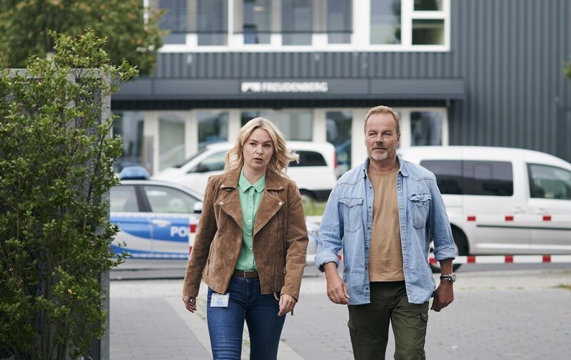 Hanna (Vanessa Eckart) und Harry Stein (Till Demtrøder) – Bild: SAT.1 /​ Christoph Köstlin Eigenproduktionsbild frei