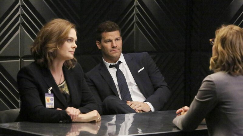 Brennan (Emily Deschanel) und Booth (David Boreanaz) befragen Hazel Mitchell (Bridgett Newton, Rückansicht) zum Mord an dem Forscher Henry Charles. – Bild: TVNOW /​ FOX