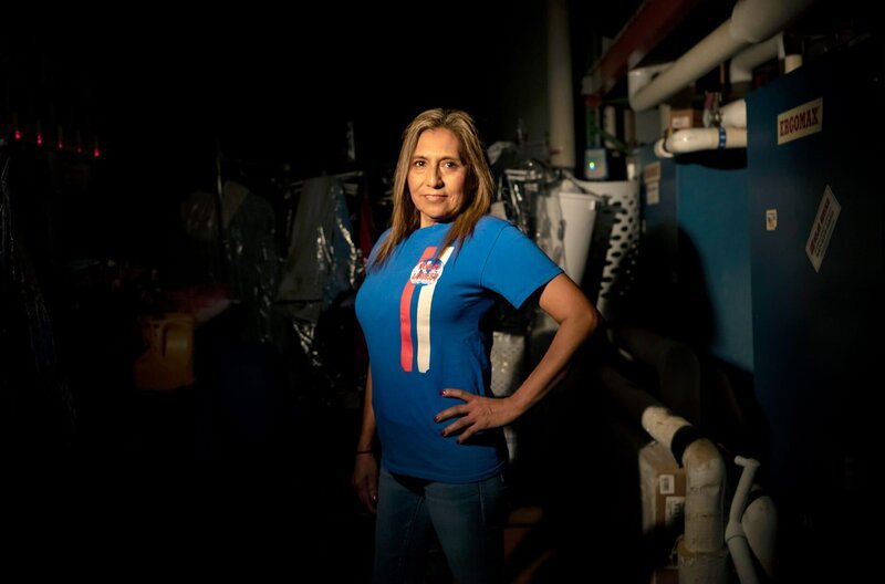 Lourdes ist Angestellte des Waschsalons: Sie bekommt einen Stundenlohn von elf Dollar und sorgt mit ihren Kolleginnen rund um die Uhr in drei Schichten für einen reibungslosen Betrieb. – Bild: Darcy Padilla /​ Lourdes ist Angestellte des Waschsalons: Sie bekommt einen Stundenlohn von elf Dollar und sorgt mit ihren Kolleginnen rund um die Uhr in drei Schichten für einen reibungslosen Betrieb.