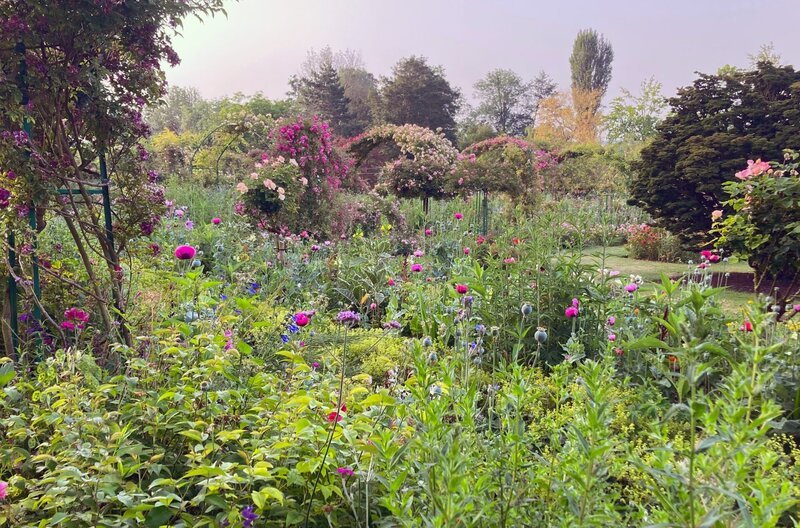 Monets zweite Leidenschaft neben der Malerei waren die Pflanzen: In seinem Garten in Giverny begann Monet zunächst allein, später unterstützt von einer Handvoll Gärtner, seine Motive selbst zu erschaffen. – Bild: Zentralfilm /​ © Zentralfilm