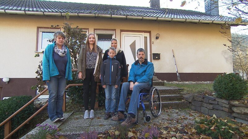Olaf und Sabine wünschen sich ein ruhiges Leben mit ihren Kindern. Doch das Schicksal hat andere Pläne: Der Familienvater erkrankt an Parkinson und die Altenpflegerin an Multipler Sklerose. Beide werden irgendwann auf den Rollstuhl angewiesen sein. – Bild: RTL Zwei