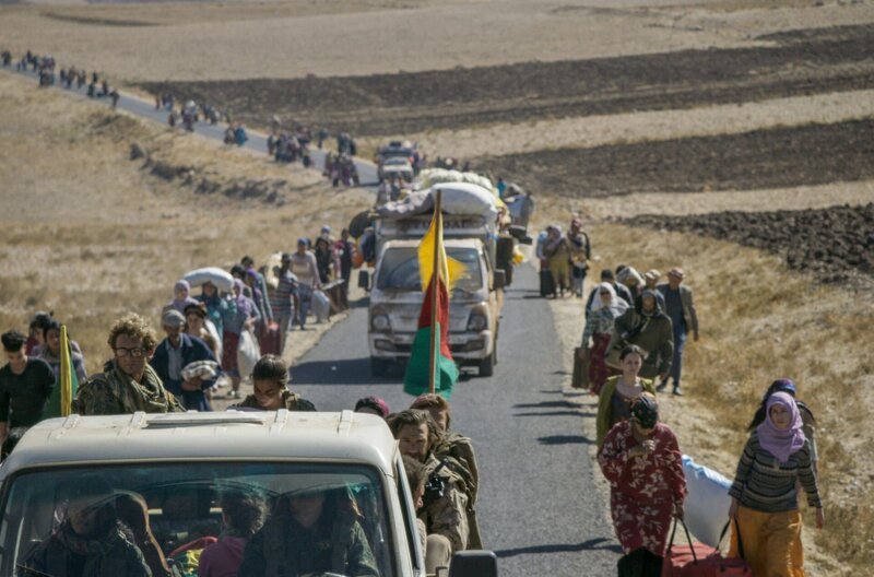 Die Menschen im Norden Syriens fliehen vor dem islamistischen Terror. – Bild: ARTE France /​ © Sife Elamine