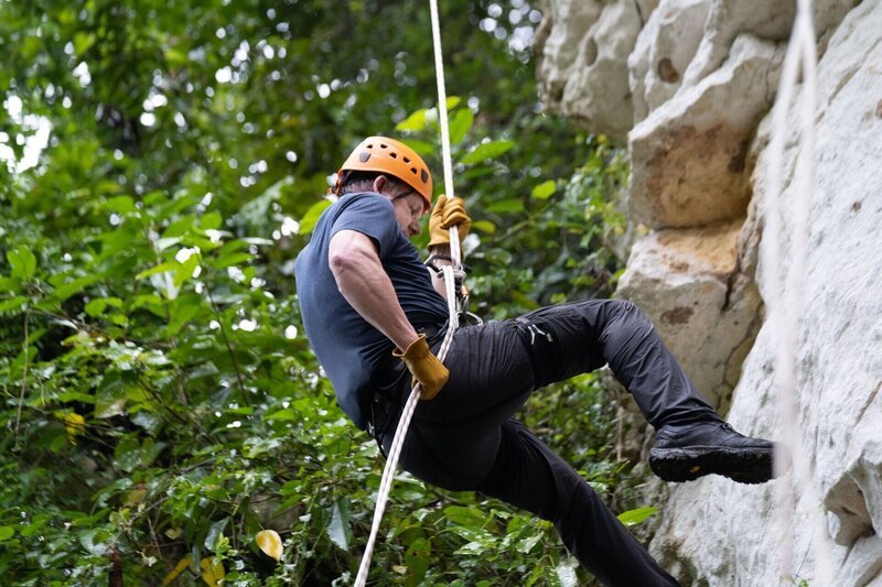 Puerto Rico – Gordon Ramsay repelling on a sheer rockface in a rainy forest in Puerto Rico. (Credit: National Geographic/​Justin Mandel) – Bild: Studio Ramsay and All3Media International Lizenzbild frei
