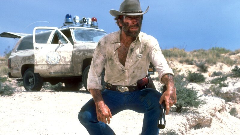 Der raue, harte Texas Ranger J.J. McQuade (Chuck Norris) setzt das Gesetz auf seine eigene Art und Weise durch.. – Bild: RTL Zwei Der raue, harte Texas Ranger J.J. McQuade (Chuck Norris) setzt das Gesetz auf seine eigene Art und Weise durch.. – Bild: RTL Zwei