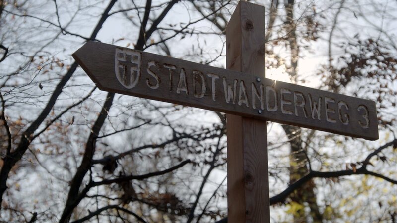 Schild „Stadtwanderweg“. – Bild: ORF/​ORF-Wien