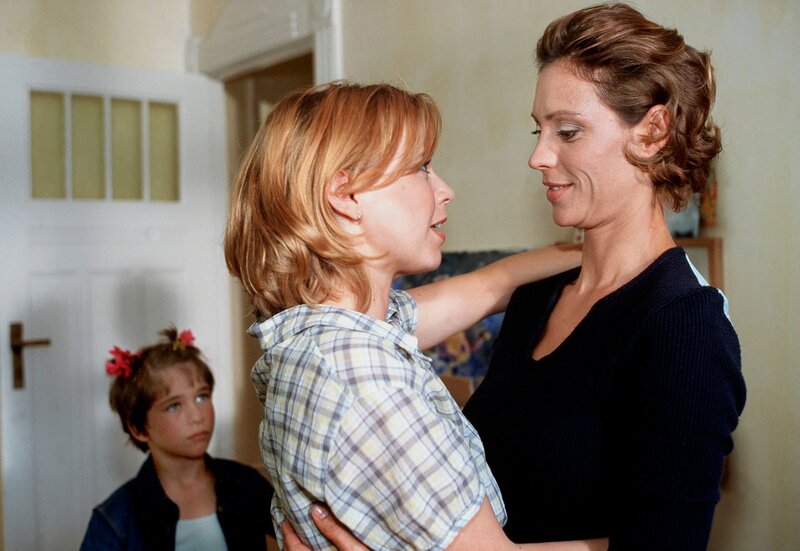 Frauen, die Prosecco trinken – Bild: ARD/​Degeto