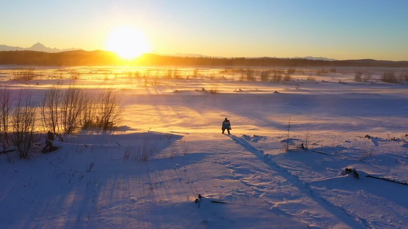 Michael Manzo läuft bei Minusgraden über den schneebedeckten Boden. (National Geographic) – Bild: National Geographic /​ National Geographic